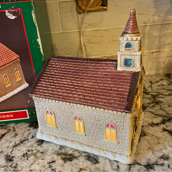 Vintage House of Lloyd Village Church 1993 Christmas Around the World Porcelain - Picture 3 of 10